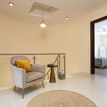 Hestia Grey Barefoot Escape 100M From Beach *