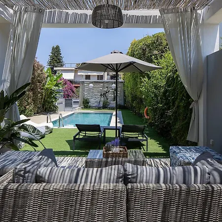 Hestia Grey Barefoot Escape 100M From Beach *